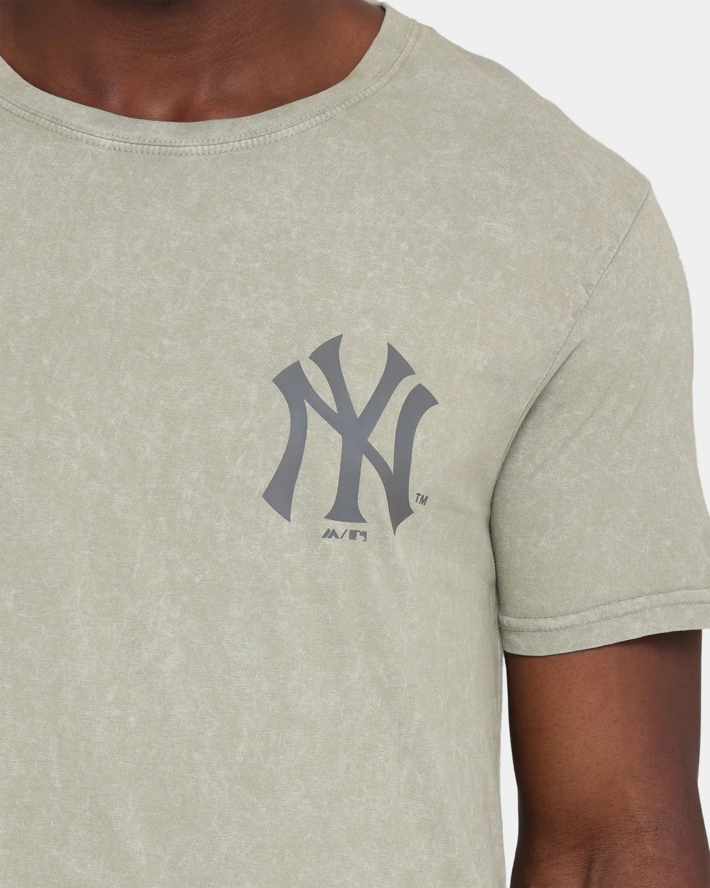 Majestic Athletic New York Yankees Kurent Scoop Hem T-Shirt Snow Wash Pale